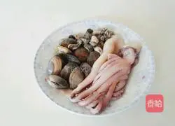 Illustration of how to make seafood braised noodles 1