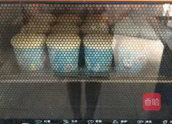 Illustration of how to make old-fashioned waterless cupcakes 12