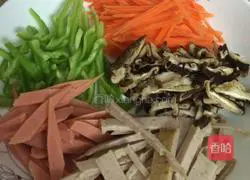 Illustration of how to make fried rice noodles with three shredded eggs 2