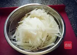 Illustration of how to make shredded radish with scallion oil 2