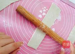 Illustration of how to make bacon rolls 2