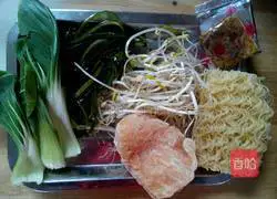 Illustration of how to make cross-bridge rice noodles 1