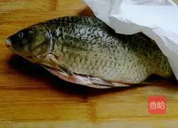 Illustration of how to cook crucian carp with green onions 2
