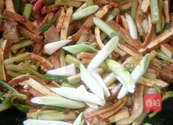 Illustration of how to make dried celery and tofu 12