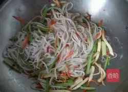 Illustration of how to make fried rice noodles with parsley 8