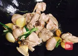 Illustration of how to make Taiwanese three-cup chicken 7