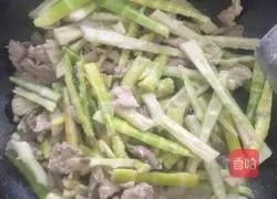 Illustration of how to make stir-fried spring bamboo shoots with meat and pickles 4