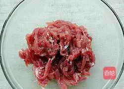 Illustration of how to make shredded pork with green onions 1