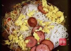 Illustration of how to make fried rice noodles with cabbage 9