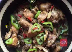 Illustration of Braised Chicken with Mushrooms and Yellow Potatoes 3