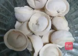 Illustration of how to make kimchi wontons 1