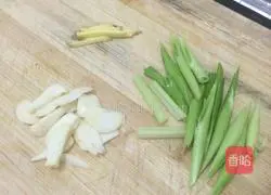 Illustration of home-style braised pomfret 2