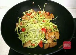 Illustration of how to make fried bacon with mud and mugwort 11