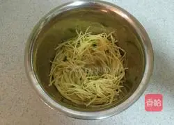 Illustration of how to make egg and potato shredded cake 3