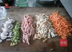 Illustration of how to make nine-inch sausage, fish and tofu pizza 4