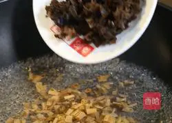 Illustration of how to make braised tofu with yellow flower fungus and diced meat 5