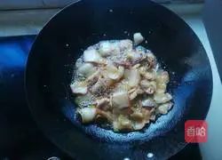 Illustration of how to make Laotan stir-fried pork slices with kimchi 7
