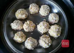 Illustration of how to make gold and silver pearl meatballs 5