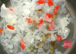 Illustration of how to make wolfberry, white fungus and sugar water 4