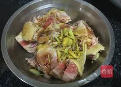 Illustration of how to make lazy braised chicken 3