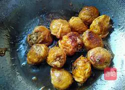 Illustration of how to stuff pork with braised oil and gluten 11