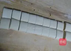 Illustration of how to make chive rolls 17