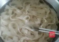 Illustration of how to make braised noodles with leeks and eggs 2