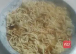Illustration of how to make instant noodles pizza 8