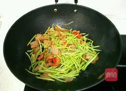 Illustration of how to make fried bacon with mud and mugwort 12