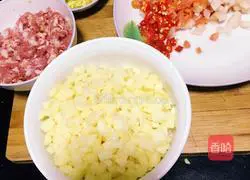 Illustration of how to make minced potatoes, minced meat and pickled vegetables 2