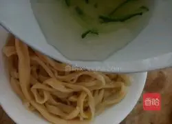 Illustration of how to make cold noodles with fruit and vegetable kimchi 17