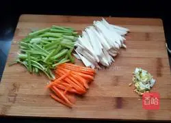 Illustration of how to make fried rice noodles with parsley 4