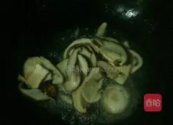 Illustration of how to stir-fry mushrooms and seaweed 3