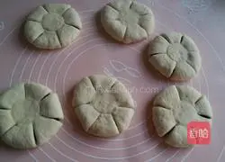 Illustration of how to make bean paste flower bread 9