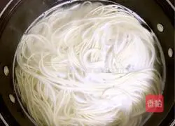 Illustration of how to make spicy beef noodles 11