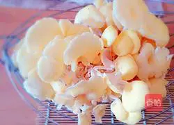 Illustration of how to make braised noodles with yellow mushroom 3