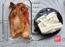 Illustration of how to make fried rice cakes with kimchi 1