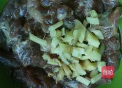 Illustration of how to make beef fried rice noodles 5