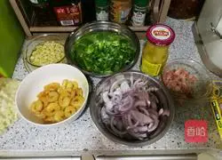 Illustration of how to make shrimp and bacon pizza 2