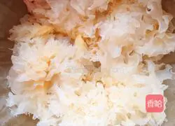 Illustration of how to make red dates, wolfberry and white fungus soup 1