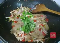 Illustration of how to stir-fry konjac with kimchi 7