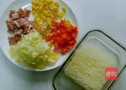 Illustration of how to make fried rice noodles with mixed bacon 1