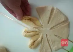 Illustration of how to make flower-shaped coconut bread 6