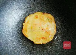 Illustration of how to make carrot and potato shredded cake 6