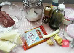 Illustration of how to make shredded pork with Beijing sauce 1