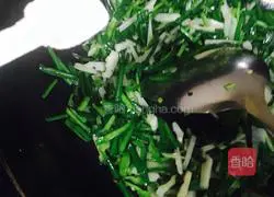 Illustration of how to stir-fry leeks and lotus vegetables 9