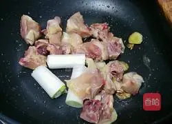 Illustration of how to make simple braised chicken 5 