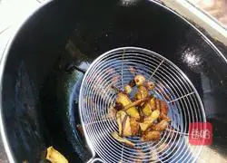 Illustration of how to make spicy cumin oil 7