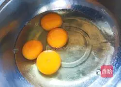 Illustration of how to make whole egg original cupcakes 3