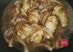 Illustration of braised chicken wings with onions 6